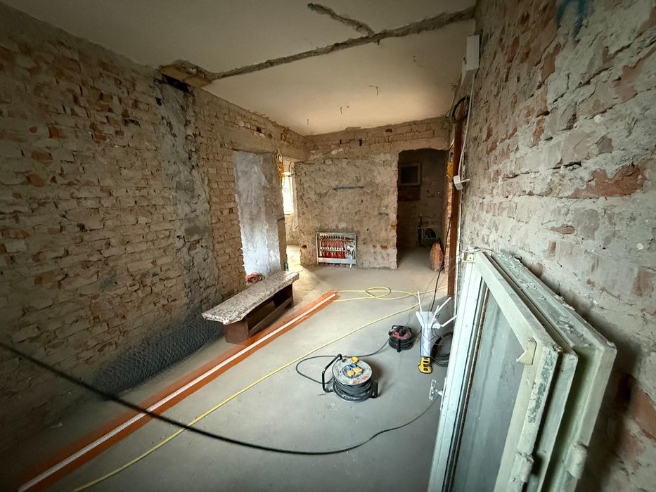 Apartament cu 3 camere si curte proprie