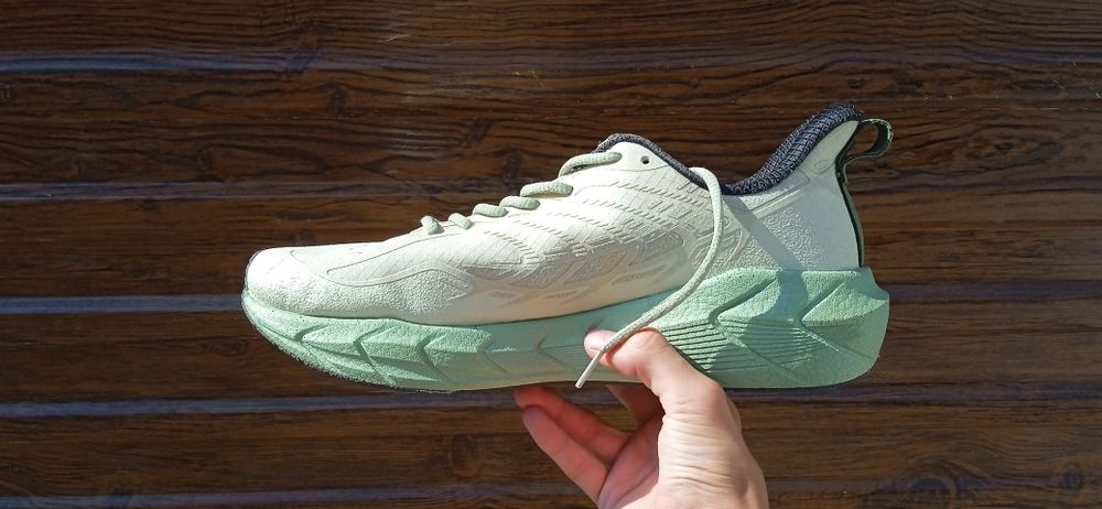 Продам беговые кроссовки 46 размера