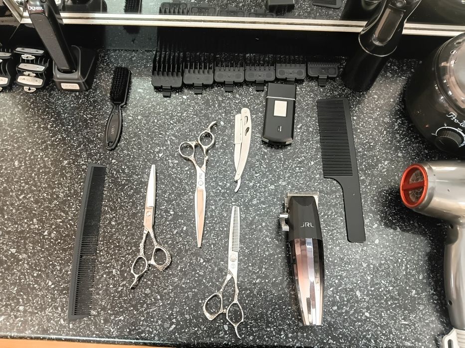Продаётся набор для парикмахера или барбера инструменты