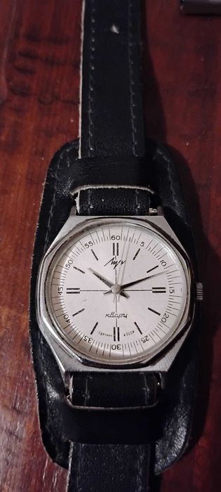 Часовник от СССР антика работи перфектно с батерия.