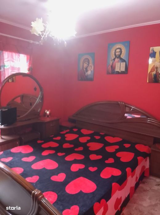 Apartament decomandat cu 2 camere și balcon închis