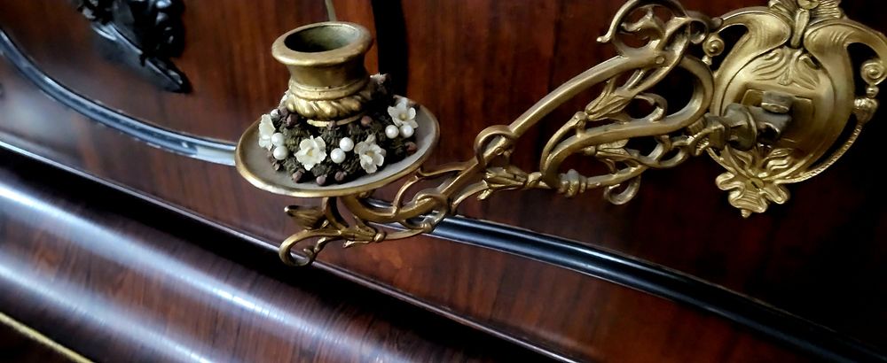 Vând pianina antika perfect acordata