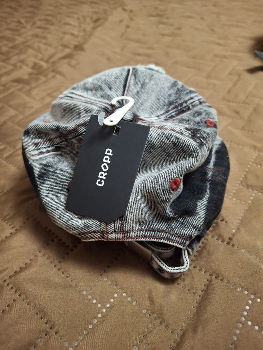 дънки Bershka + шапки с козирка Cropp