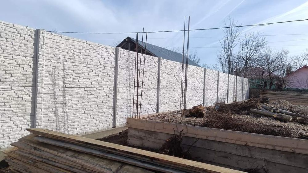 Gard din placi de beton stâlpi de gard Oferim montaj și transport