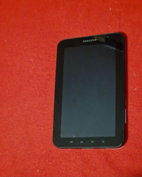 Tableta Samsung Galaxy Tab perfect funcționala doar conectata cu încărcătorul la priza. Baterie epuizata