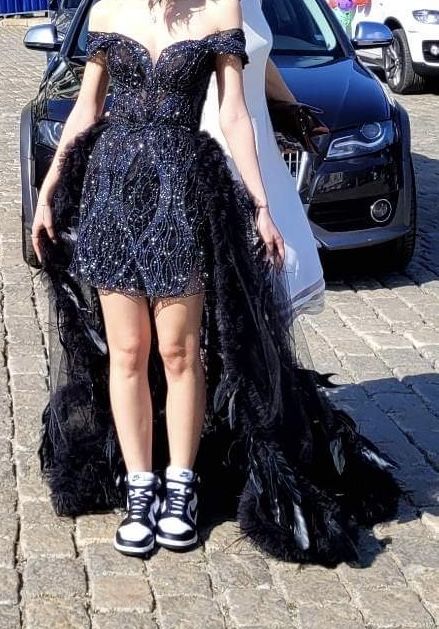 Бална рокля черна с пера