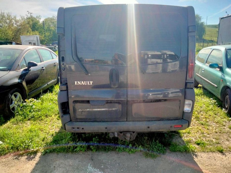 Renault Trafic 2006--pentru piese