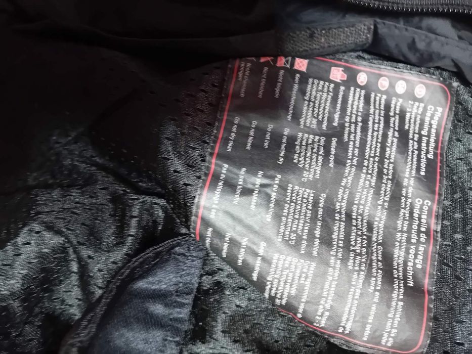 Част от  моториски  костюм-яке