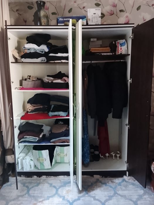 Продам письменный столик и шкаф