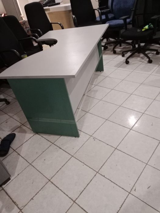 Офисные столы и кресла