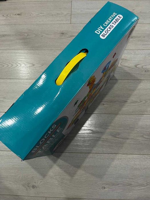 Игровой стол с конструкторами типа lego со стульчиком