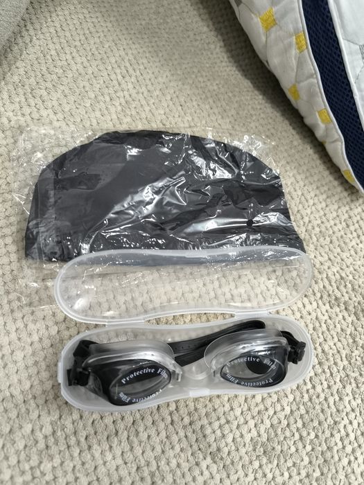 Плавательные очки и шапка