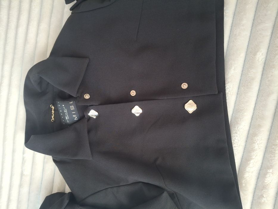 Късо тънко сако в С размер!