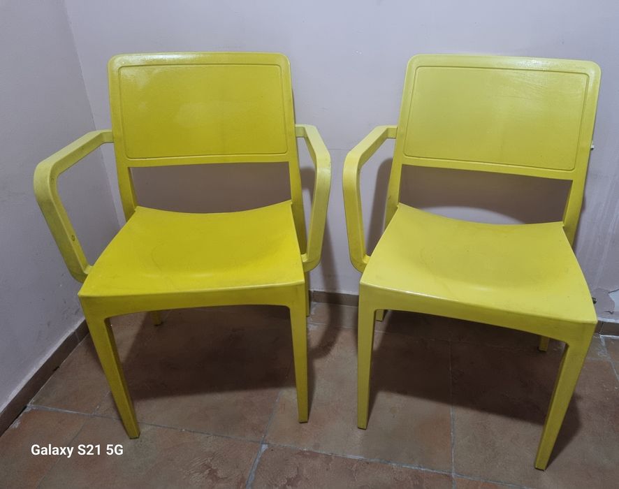 Продам стулья  2 шт и 1 барный стул