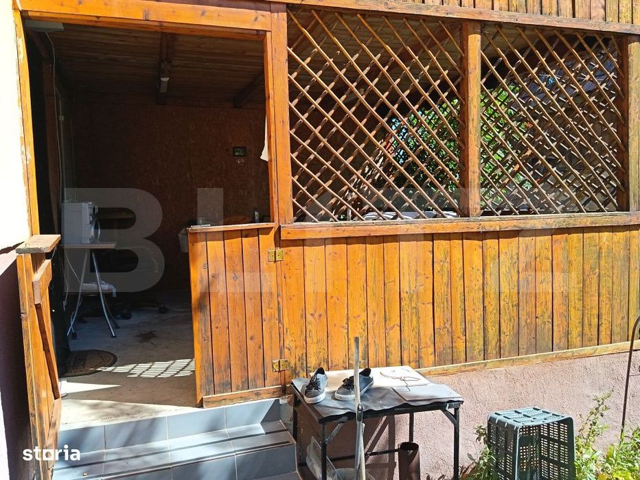 Casa 2 camere, 1040 mp, zona Petresti de Jos