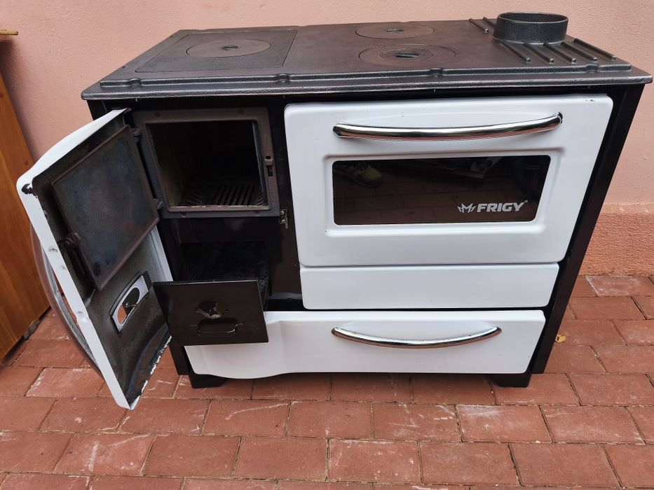 Sobă de gătit 7kw, plită fontă,lemne,3 ochiuri, cuptor mare,focar mare,stare foarte bună, puțin utilizată