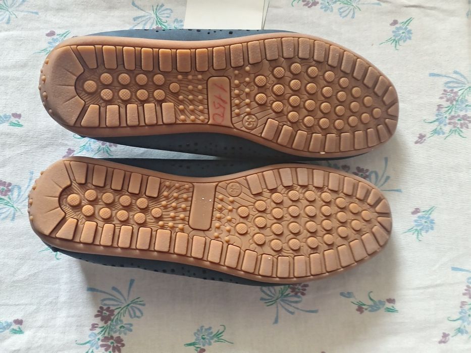 Продаются детские макасины.