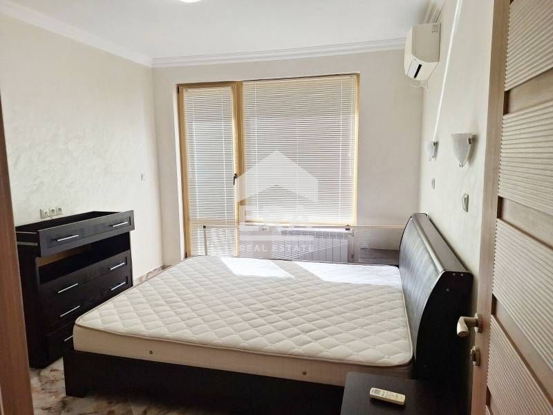 Обзаведен двуспален апартамент в стария град, на 200 м от морето