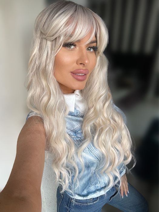 Peruca blond perlat,lunga, ondulata , breton ajustabil