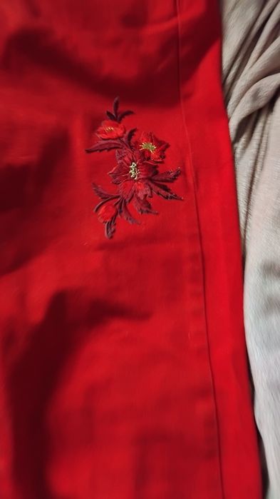 Продам красные брюки скини