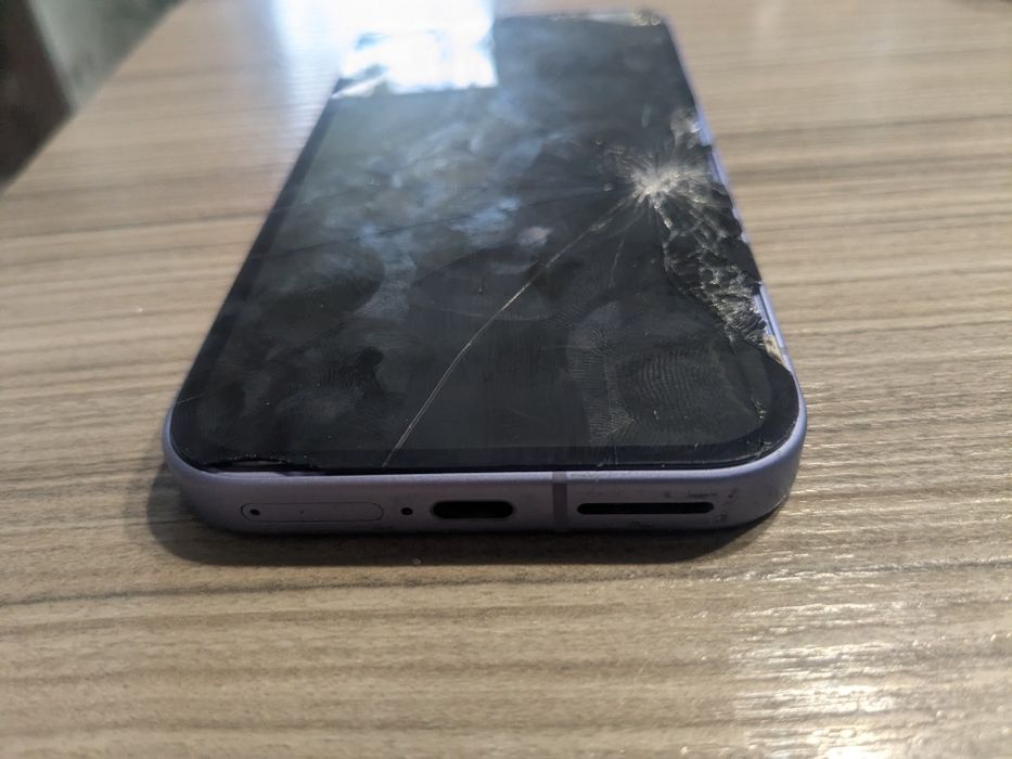 Pixel 9a  ecran spart/nefuncțional