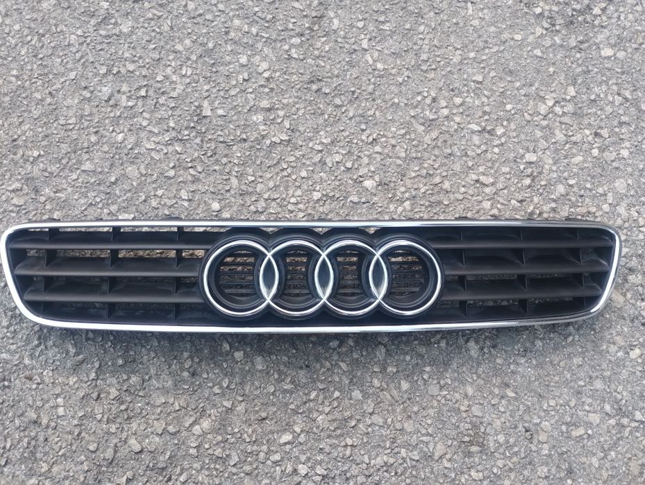 Решетка предна броня за  Audi A3  8L оригинална