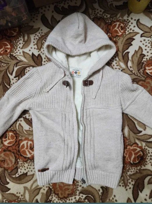Продам тёплую кофту.На возраст 4,5 лет