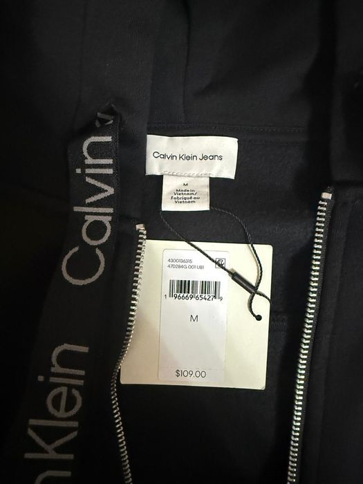 Продам костюм Calvin Klein