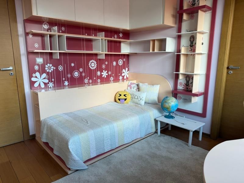 Дава се под наем Четиристаен апартамент в София, Гео Милев - 140 кв.м за 1300 € - Снимка #2