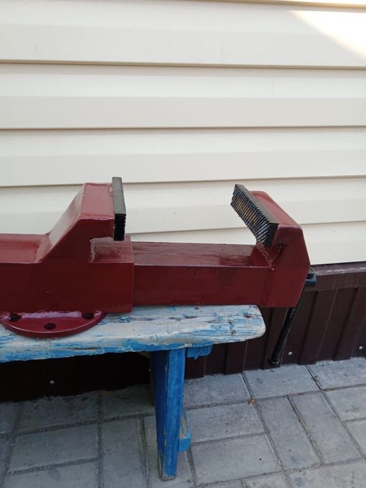 Продам тиски новые