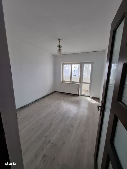 Apartament 3 camere, balcon, parter, preț bun