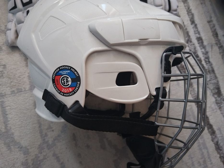 Хоккейный шлем с перчатками