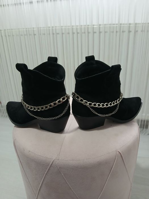 Ciocate / Botine  din piele întoarsă marimea 38/ 24 cm interior.