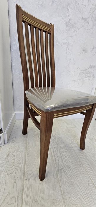 Обеденный стол со стульями