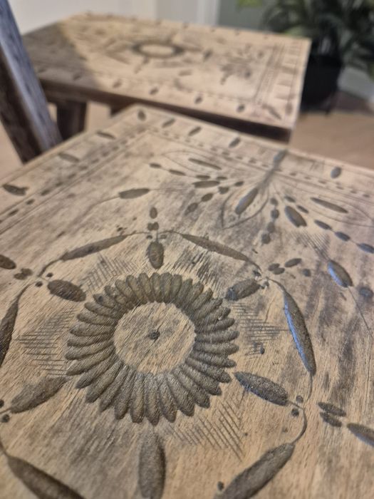 Superba masa saseasca, veche de zeci de ani, cu scaune