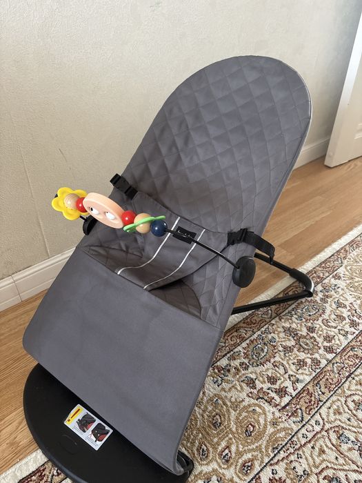 Детский шезлонг в сером цвете