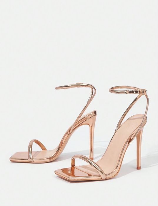 Златни обувки на висок ток