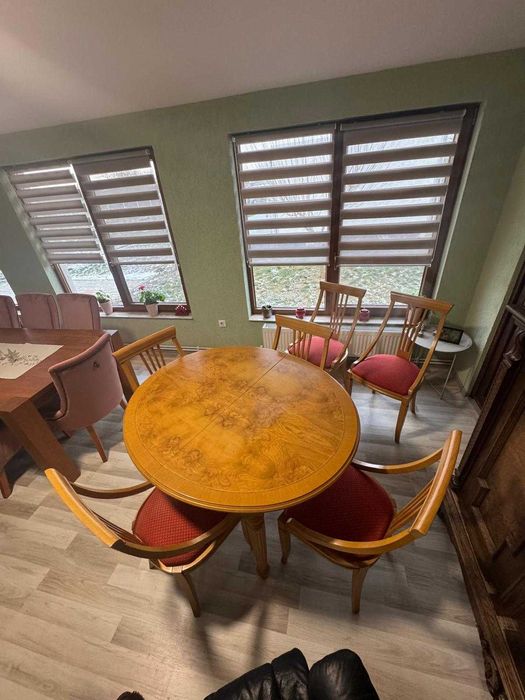 Vând masa ovala cu 6 scaune.