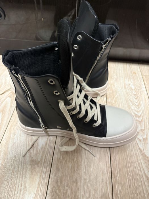 Tenesi model Rick Owens