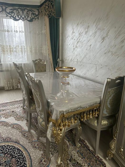 Стол стулья Диван