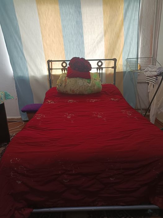 Темір төсек тақтаймен