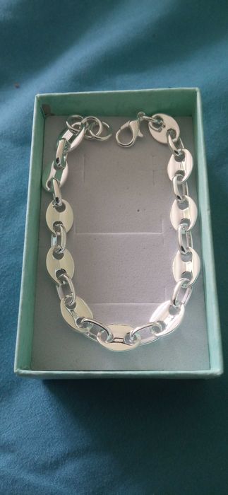 Масивна, сребърна гривна. Класически модел за мъж.В кутия.