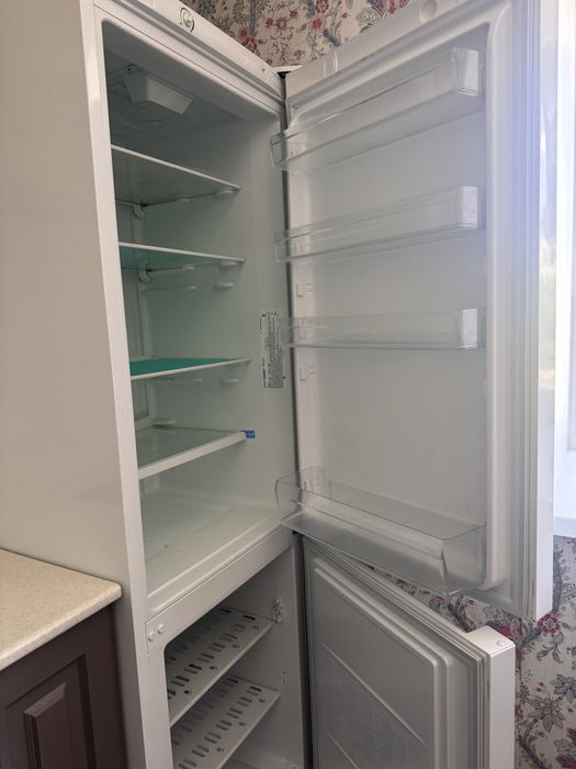 Холодильник INDESIT в хорошем рабочем состояние