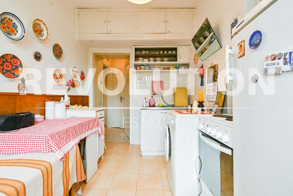 Продава се Тристаен апартамент в София, Яворов - 83 кв.м за 3856 €/кв.м - Снимка #8