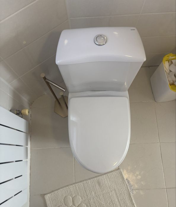 Продам белый унитаз