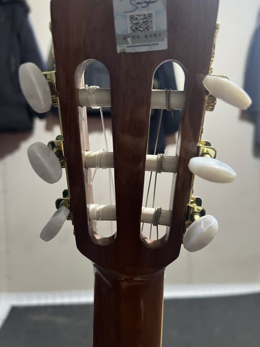 Sniger gitara sroshniga sotaman oladiganlar bo’lsa