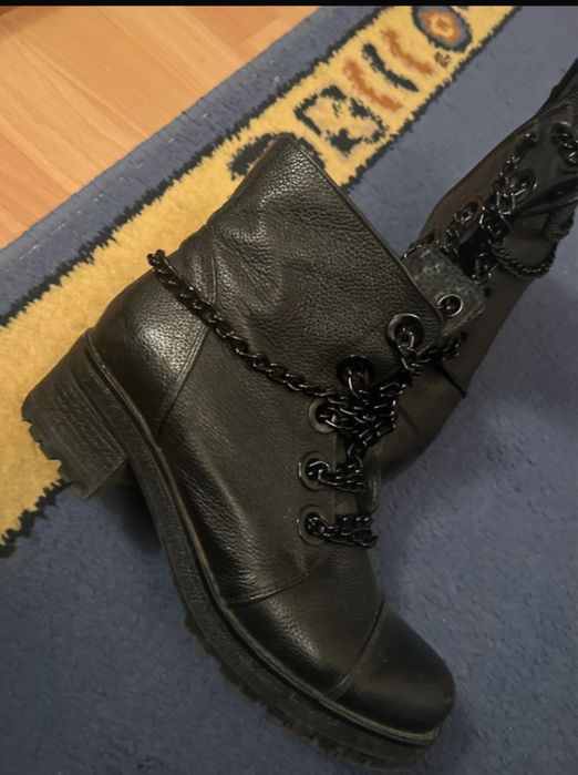 Bocanci cu accesorii din piele naturala