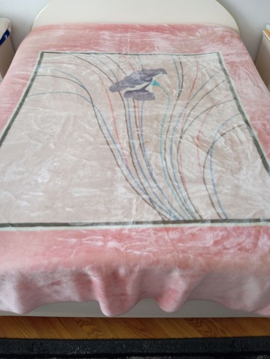 Стилно испанско одеяло за спалня