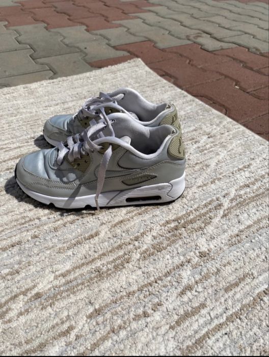 Adidași Nike Air Max, mărime 37,5, culoare argintie, stare bună
