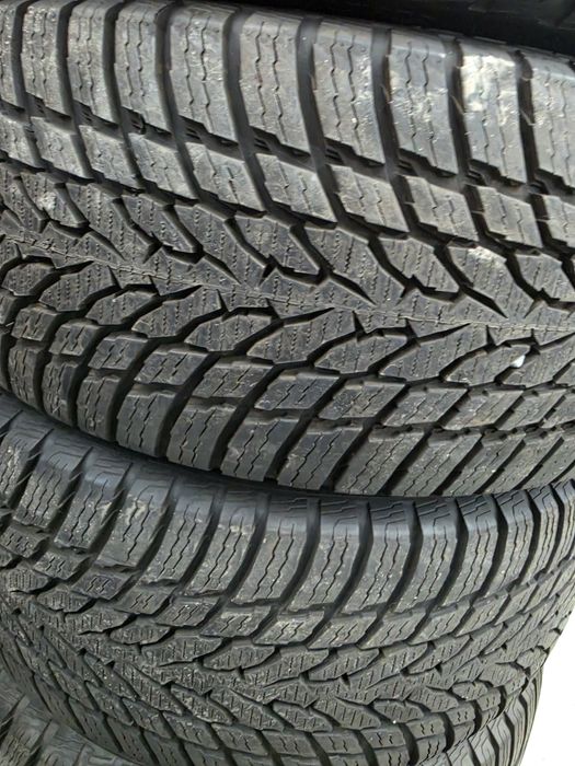 4 бр зимни 215/40/17 Nokian 23г